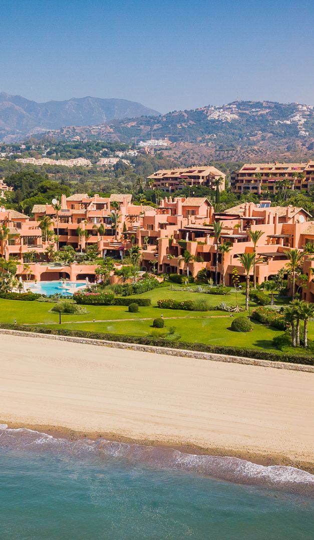 Primera Línea de Playa Dúplex Reformado Vistas Panorámicas al Mar