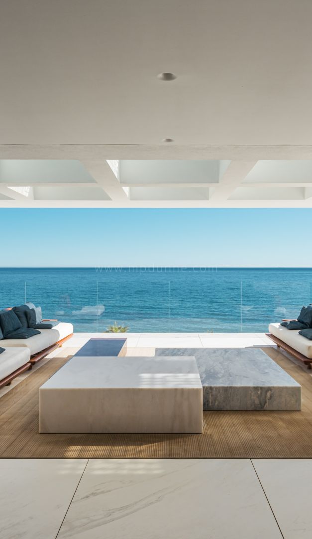 Luxury Beachfront Penthouse with Sea views