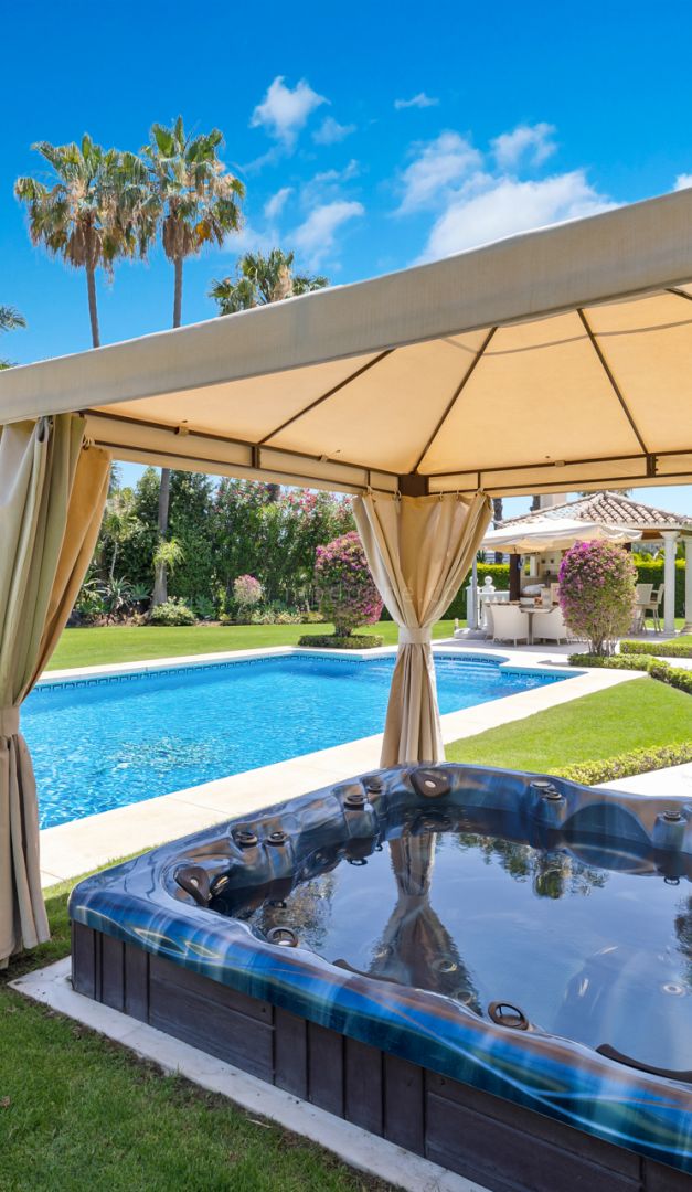 Villa renovada con encanto andaluz en Nueva Andalucía