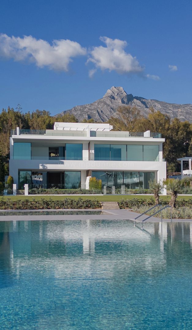 Villas contemporaines près de la mer avec vue panoramique sur le Golden Mile de Marbella