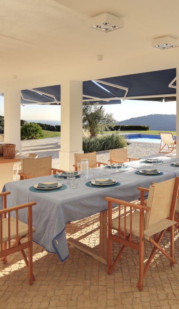 Villa im mediterranen Stil mit Panoramablick in einer Wohnanlage
