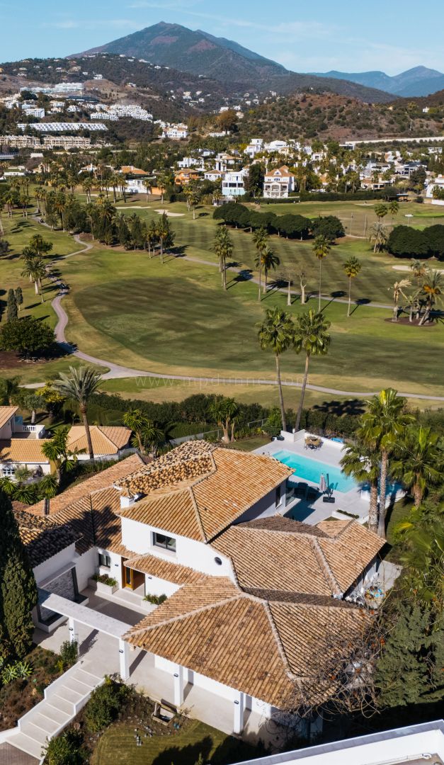 Villa rénovée en première ligne de golf à Nueva Andalucia