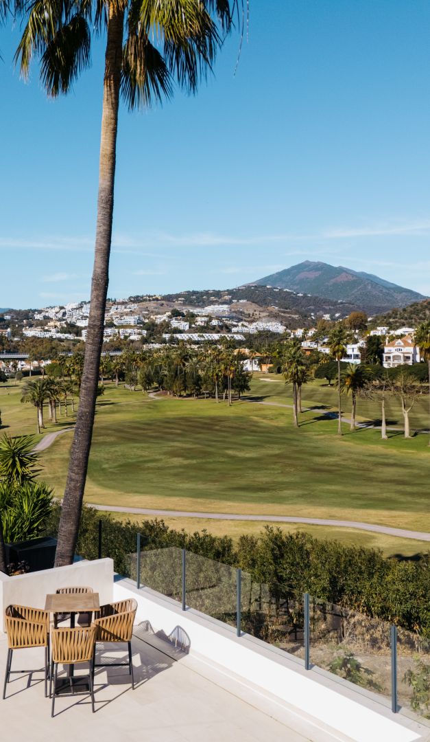 Villa reformada en primera línea de golf en Nueva Andalucía