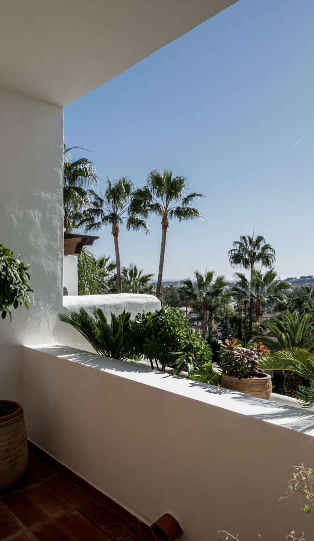 Apartamento reformado con vistas al mar en Nueva Andalucía