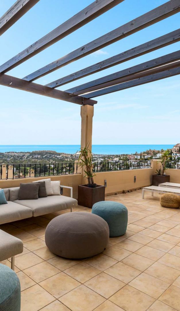 South-west facing Penthouse with Panoramic Views in Nueva Andalucia