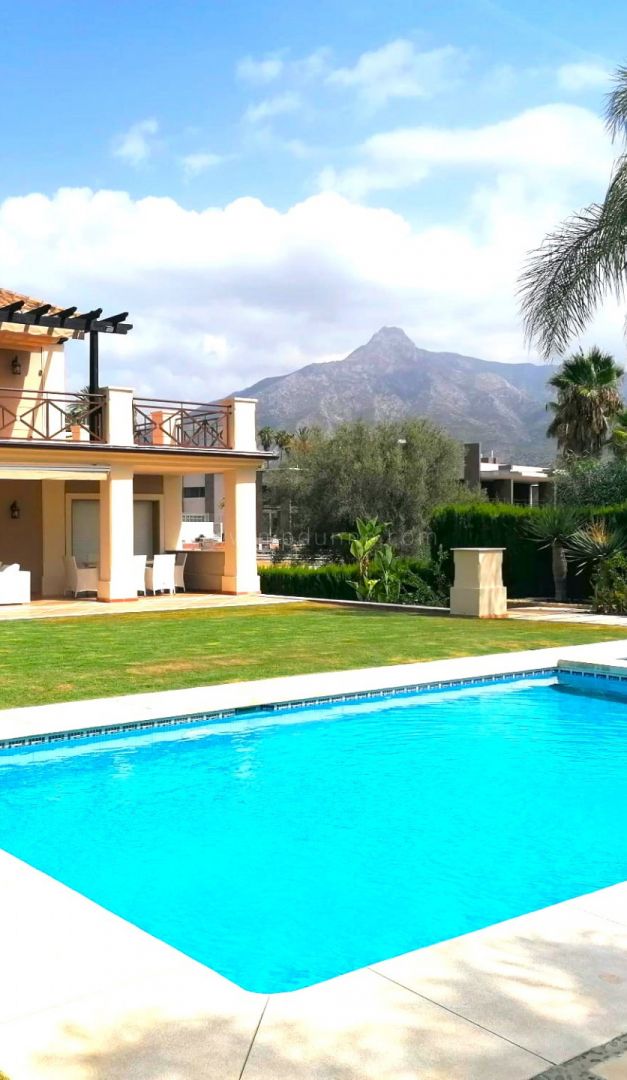 Tropical-style Villa Walking Distance to The Puerto Banus and Beach
