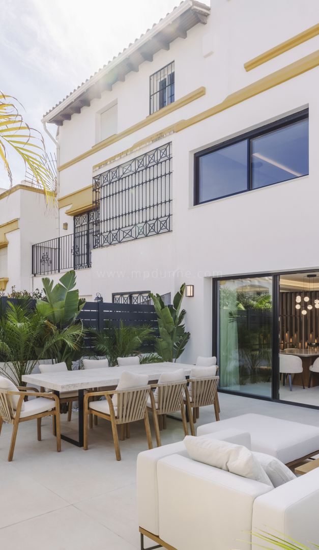Maison de ville rénovée en première ligne de plage à Marbella Golden Mile