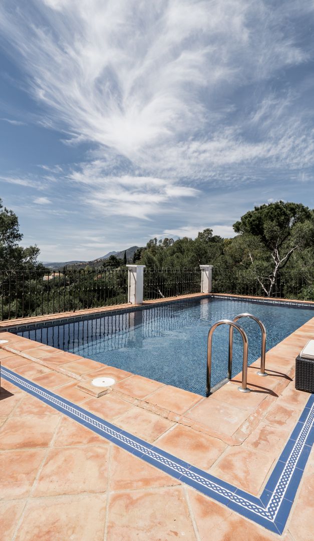 Elegante villa de una sola planta en El Madroñal, con vistas panorámicas al mar