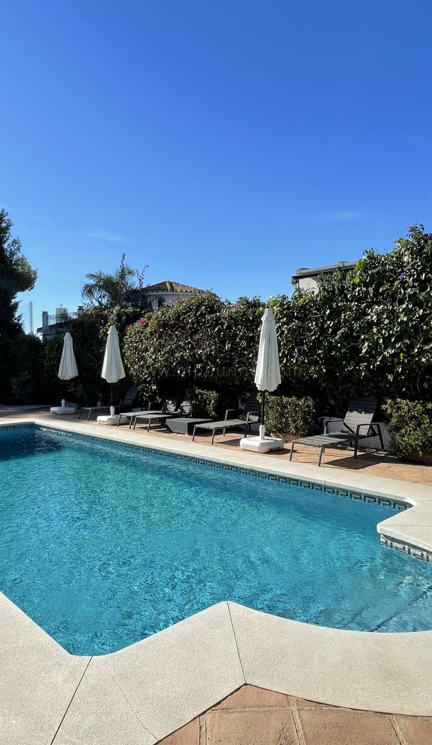 Villa Moderna con Piscina y Potencial de Vistas al Mar Cerca de Puerto Banús