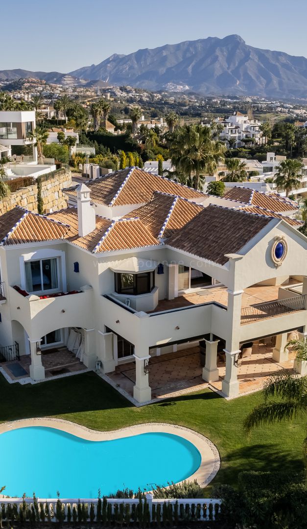 Villa Haveli - Villa Tradicional con Vistas al Mar en La Alqueria, Benahavis