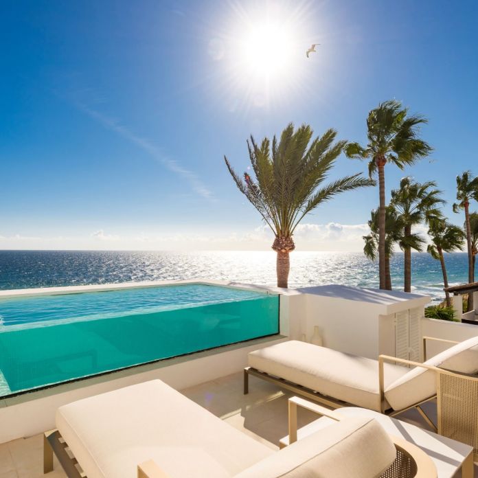 Frontline beach terrace in Puente Romano Marina Marbella Golden Mile