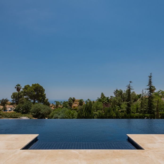 Piscina infinita en Cascada de Camoján Marbella