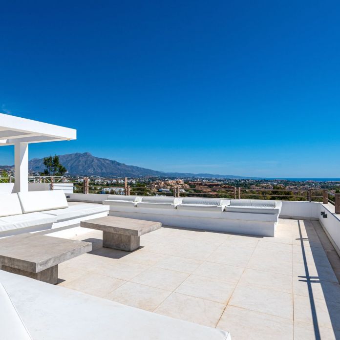 Rooftop avec vue panoramique sur les montagnes et la mer à La Alquería, Benahavís