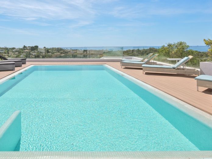 Swimming pool and deck area with panoramic sea views in El Paraíso, Benahavís