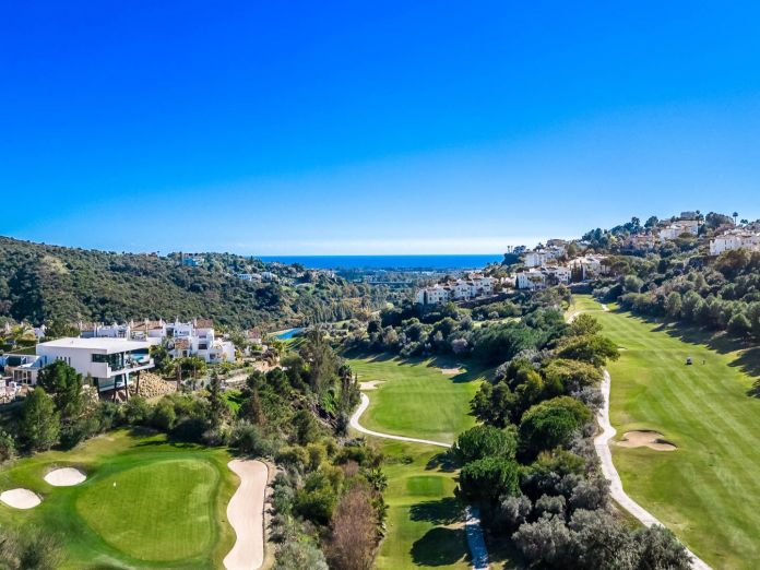 Vistas al mar y al golf desde una villa en La Quinta, Benahavís