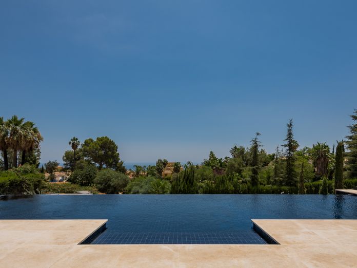 Infinity pool in Cascada de Camoján Marbella