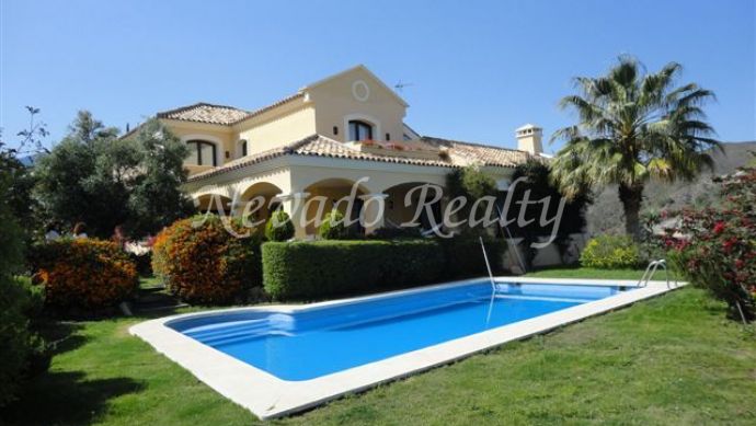 Fantastic villa with sea views inside La Quinta Golf