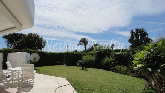 Lovely ground floor apartment situated in Guadalmina Baja, in a complex first line beach.