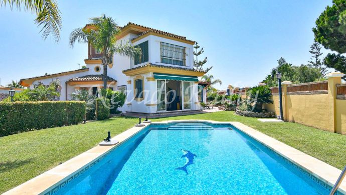 Villa in Las Chapas for sale