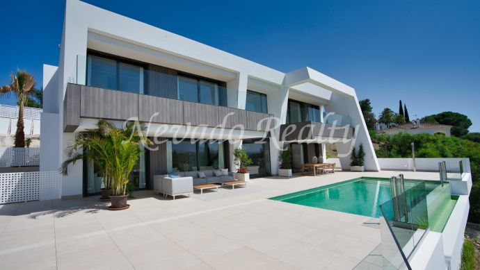 Brand new villa for sale overlooking the golf course in El Paraiso
