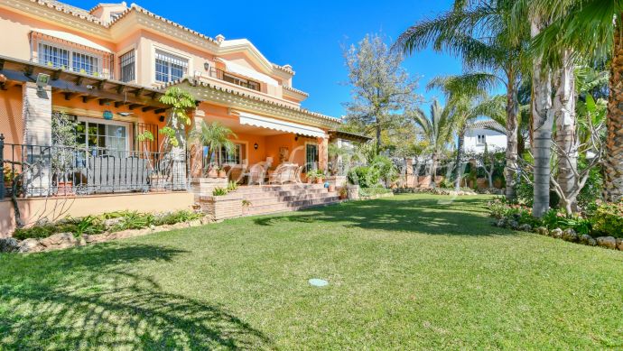 Family home with beautiful garden for sale in Huerta Belón