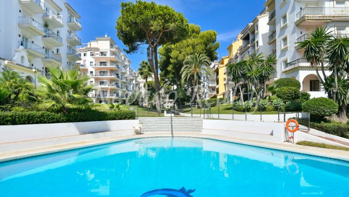 Beach side corner apartment for sale in Puerto Banús