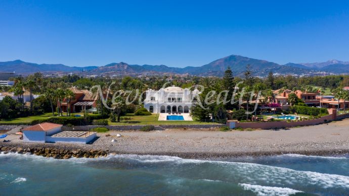 Frontline beach villa in Estepona for rent