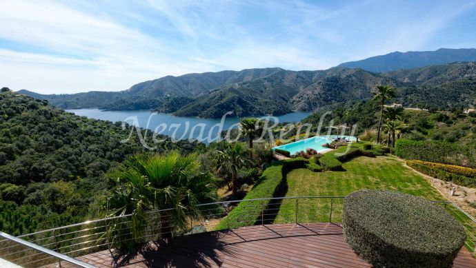 Villa with stunning views of Istán's lake, the mountains and the sea