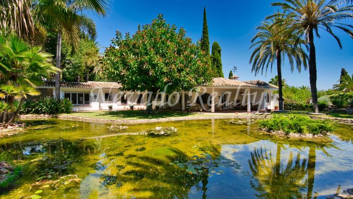 Villa avec lac et piscine privée à vendre à Rocio de Nagüeles