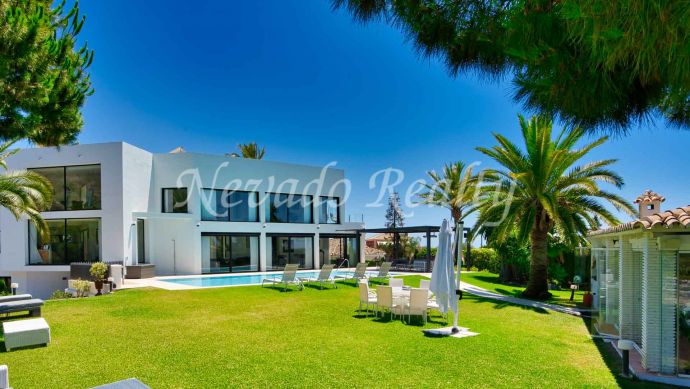 Villa muy privada con vistas al mar y la montaña en Marbella