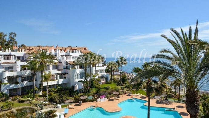 Penthouse for sale on the beachfront in Puerto Banús with beautiful sea views