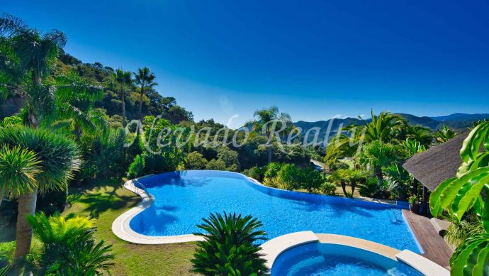 Villa for sale in la Zagaleta with spectacular golf and mountain views