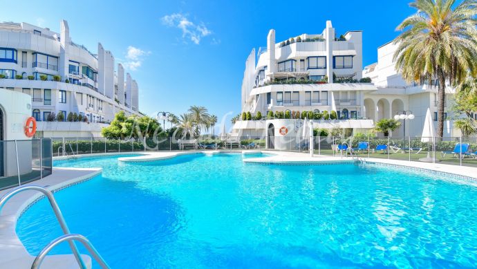 Appartement au centre de Marbella très proche de la plage dans une urbanisation avec jardins et piscine