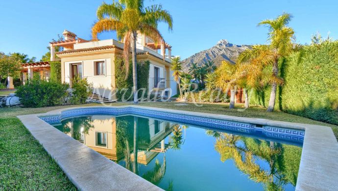 Villa avec piscine privée à vendre dans une urbanisation sur le Golden Mile de Marbella