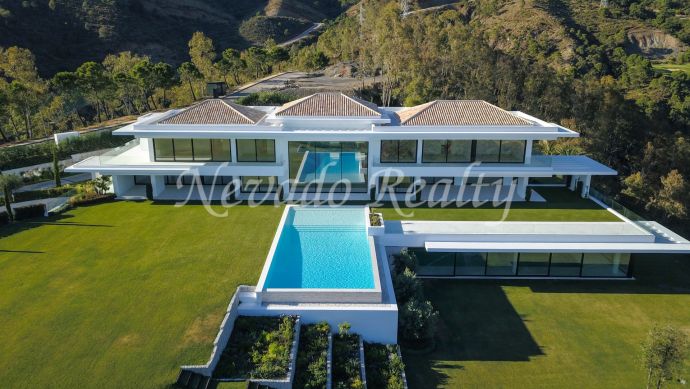 Villa for sale with spectacular views to the sea, golf and mountains