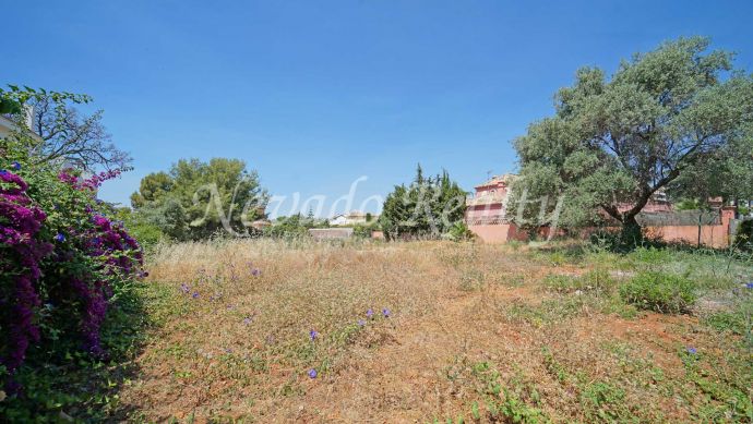 Plot with project of 3 semi-detached houses in the center of Marbella
