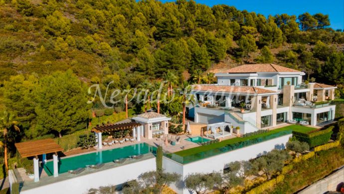 Very private and secure luxury villa for sale in Cascada de Camoján