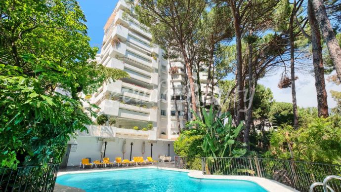 Appartement de bord de mer entièrement rénové à vendre à Marbella