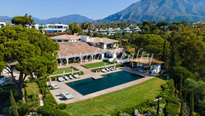 Villa in Las Lomas del Marbella Club with sea views for sale