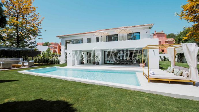 Villa between Guadalmina and Estepona next to the golf course for sale