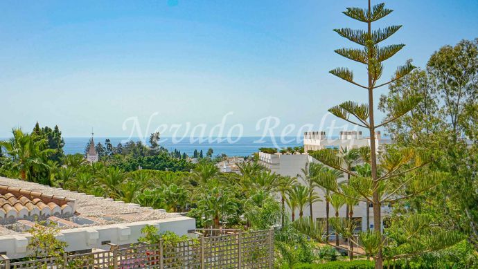 Penthouse in Puente Romano with sea views