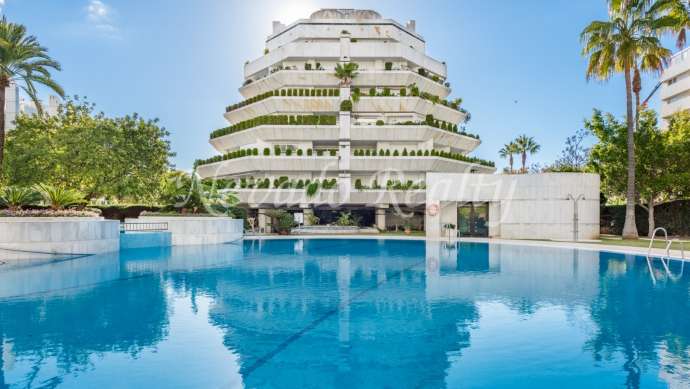 Nice and spacious apartment situated in one of the best building in Marbella town.