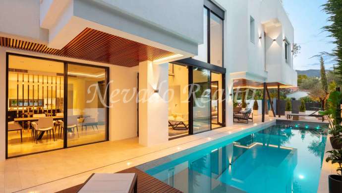 Beachside villa in Casablanca urbanization for sale, Marbella