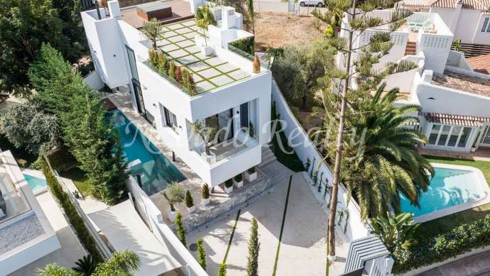 Villa en urbanización Casablanca junto la playa en venta, Marbella