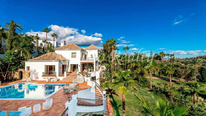 Conjunto de dos villas en Benahavis con amplia parcela a la venta