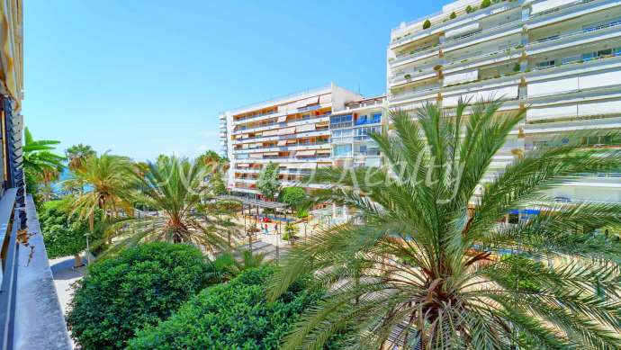 Apartamento en Marbella centro en primera línea de playa con vistas al mar