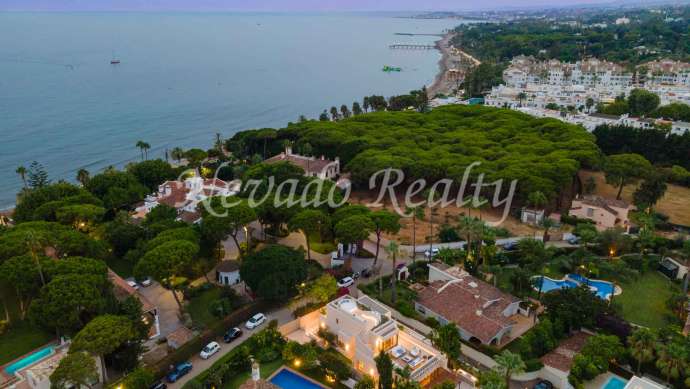 Villa junto a la playa en urbanización Casablanca en venta