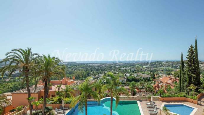 Penthouse in Nueva Andalucía with panoramic sea views for sale