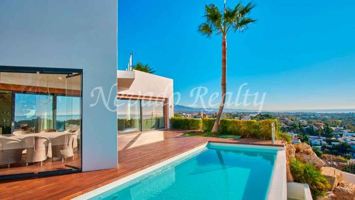 Villa junto a Guadalmina con vistas al mar en venta