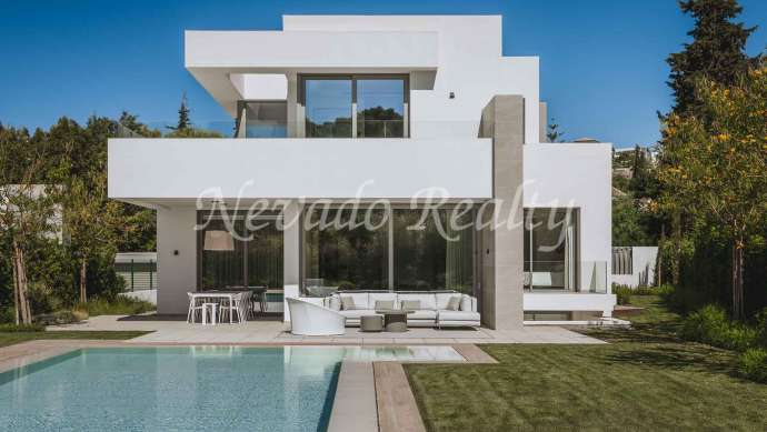 Villa nueva en Estepona en venta